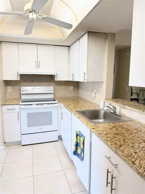 10 Willowbrook Ln #207, Delray Beach, FL 33446