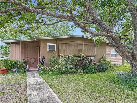 910 W Village Dr, Deltona, FL 32725