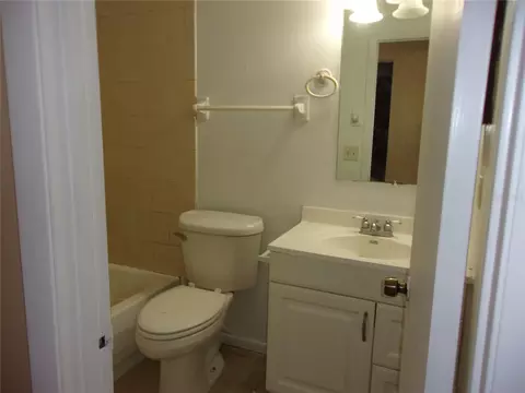 Bath - 5700 NE 6th Pl, Ocala, FL 34470 photo 1 of 2