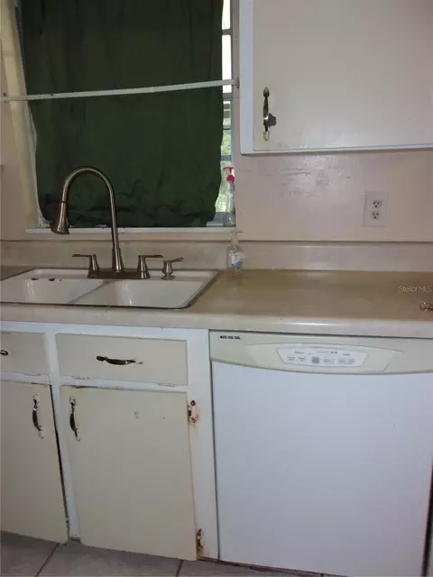 Kitchen - 5700 NE 6th Pl, Ocala, FL 34470 photo 4 of 4
