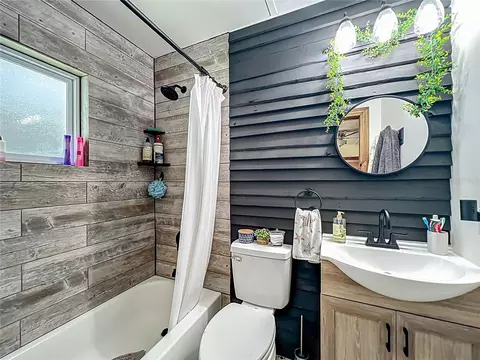Bath - 7971 E Highway 25, Belleview, FL 34420 photo 2 of 4