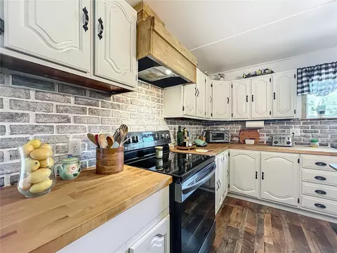 Kitchen - 7971 E Highway 25, Belleview, FL 34420 photo 2 of 5