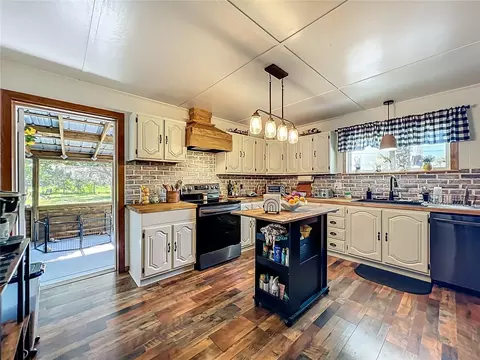 Kitchen - 7971 E Highway 25, Belleview, FL 34420 photo 4 of 5