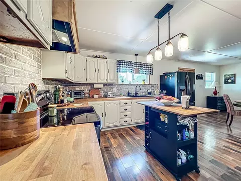 Kitchen - 7971 E Highway 25, Belleview, FL 34420 photo 3 of 5