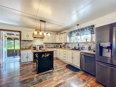 Kitchen - 7971 E Highway 25, Belleview, FL 34420 photo 1 of 5
