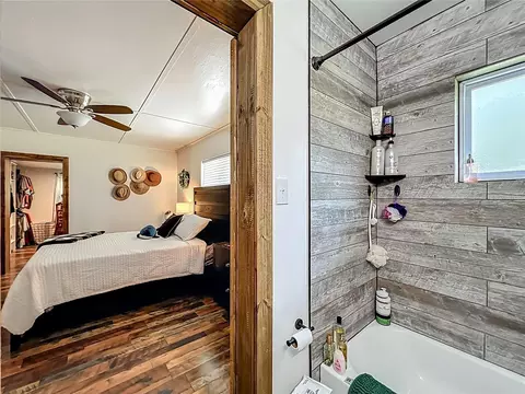 Bath - 7971 E Highway 25, Belleview, FL 34420 photo 1 of 4