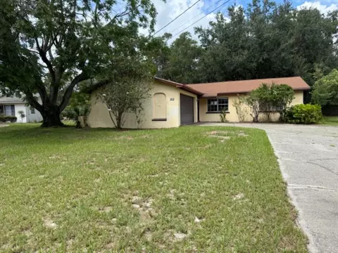 1639 Spring Lake Rd, Fruitland Park, FL 34731
