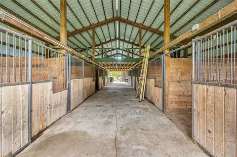 Entry Way - 12615 NW Gainesville Rd, Reddick, FL 32686 photo 2 of 4
