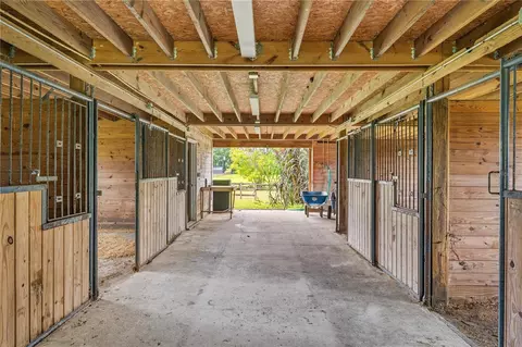 Entry Way - 12615 NW Gainesville Rd, Reddick, FL 32686 photo 3 of 4