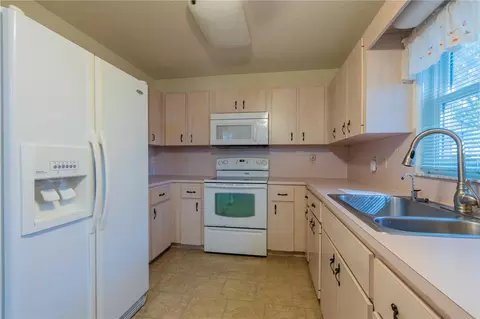 Kitchen - 9652 SW 84th Ter #E, Ocala, FL 34481 photo 2 of 3