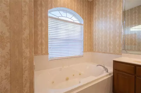 Bath - 2243 SE Laurel Run Dr, Ocala, FL 34471 photo 2 of 8