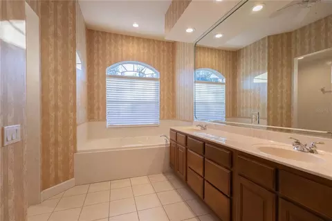 Bath - 2243 SE Laurel Run Dr, Ocala, FL 34471 photo 4 of 8