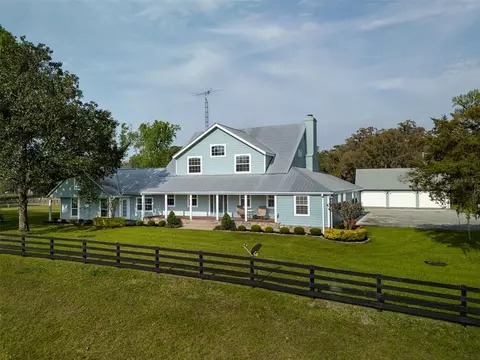 Exterior - 8393 NW 110th St, Reddick, FL 32686 photo 2 of 7