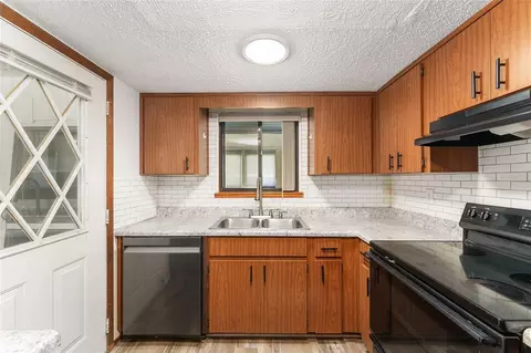 Kitchen - 9981 SW 103rd Pl, Ocala, FL 34481 photo 3 of 6