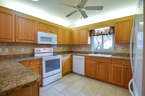 Kitchen - 9033 SE 135th Loop, Summerfield, FL 34491 photo 3 of 6