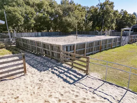 Exterior - 17885 NE 2nd Pl, Williston, FL 32696 photo 11 of 13