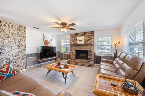 Living - 17885 NE 2nd Pl, Williston, FL 32696 photo 2 of 4