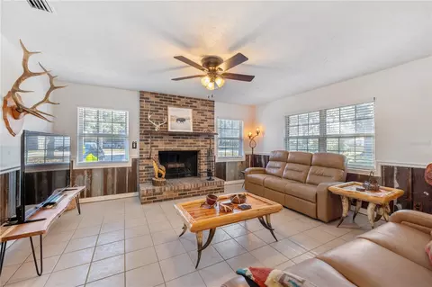 Living - 17885 NE 2nd Pl, Williston, FL 32696 photo 3 of 4