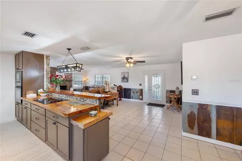 Kitchen - 17885 NE 2nd Pl, Williston, FL 32696 photo 5 of 7