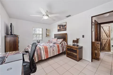 Bedroom - 17885 NE 2nd Pl, Williston, FL 32696 photo 2 of 8