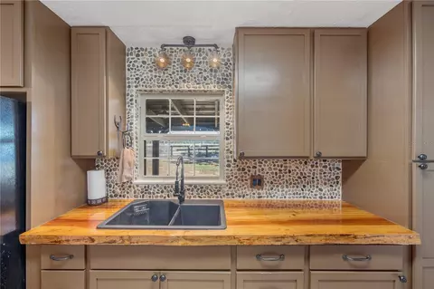 Kitchen - 17885 NE 2nd Pl, Williston, FL 32696 photo 3 of 7