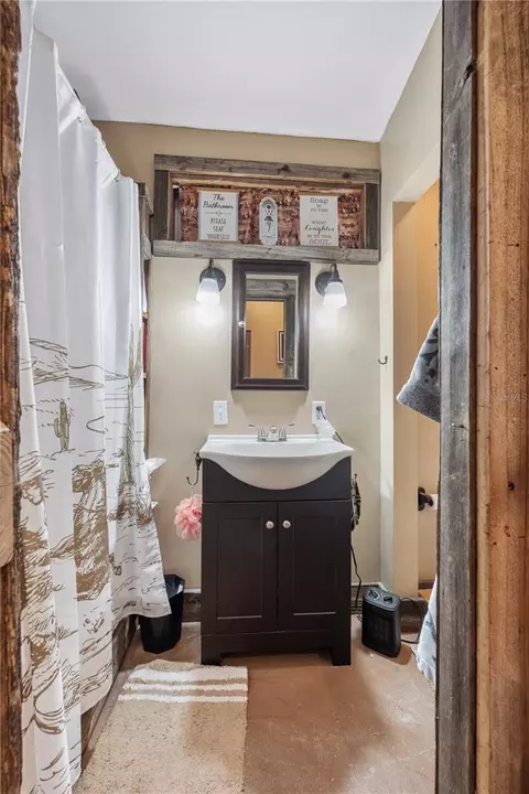 Bath - 17885 NE 2nd Pl, Williston, FL 32696 photo 6 of 6