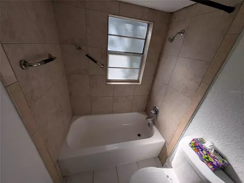 Bath - 2564 SE 15th Ave #E, Ocala, FL 34471 photo 2 of 3