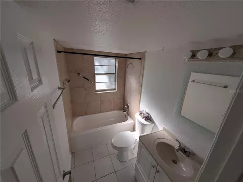 Bath - 2564 SE 15th Ave #E, Ocala, FL 34471 photo 1 of 3