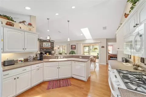Kitchen - 2320 SE 33rd Pl, Ocala, FL 34471 photo 4 of 5