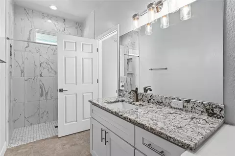Bath - 4765 SE 25th Loop, Ocala, FL 34480 photo 2 of 6