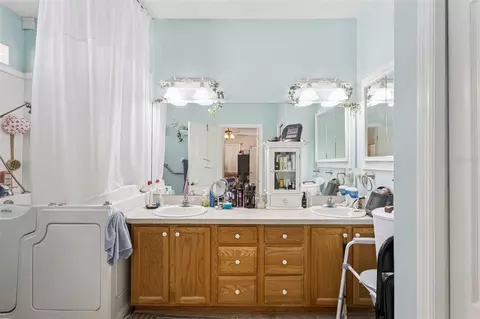 Bath - 9200 E Windwood Loop, Inverness, FL 34450 photo 2 of 3
