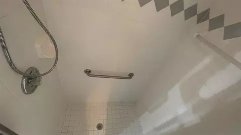 Bath - 32 Almond Dr, Ocala, FL 34472 photo 3 of 4