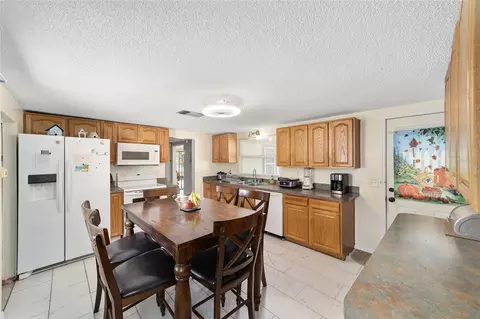 Kitchen - 7075 SE Highway 25a, Belleview, FL 34420 photo 4 of 5