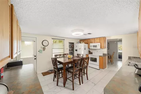 Kitchen - 7075 SE Highway 25a, Belleview, FL 34420 photo 3 of 5