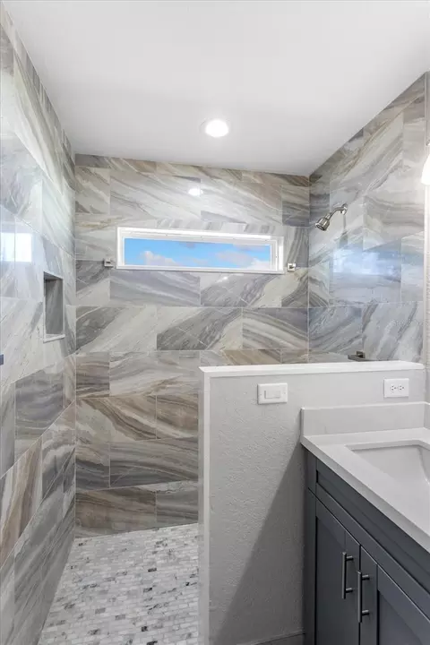 Bath - 5122 Pecan Rd, Ocala, FL 34472 photo 2 of 3