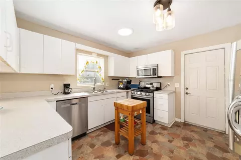 Kitchen - 20934 Third Ave, Dunnellon, FL 34431 photo 3 of 3