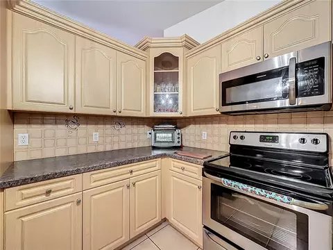 Kitchen - 76 Teak Loop, Ocala, FL 34472 photo 3 of 4