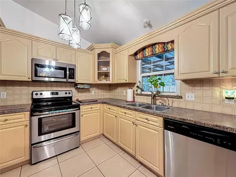 Kitchen - 76 Teak Loop, Ocala, FL 34472 photo 2 of 4