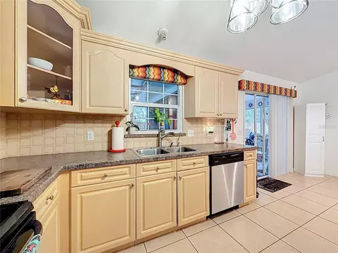 Kitchen - 76 Teak Loop, Ocala, FL 34472 photo 4 of 4