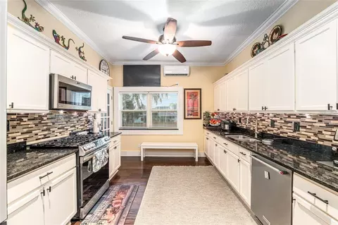 Kitchen - 44 SE 9th Ter, Ocala, FL 34471 photo 4 of 9