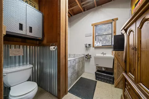 Bath - 3551 E Highway 329, Anthony, FL 32617 photo 8 of 10
