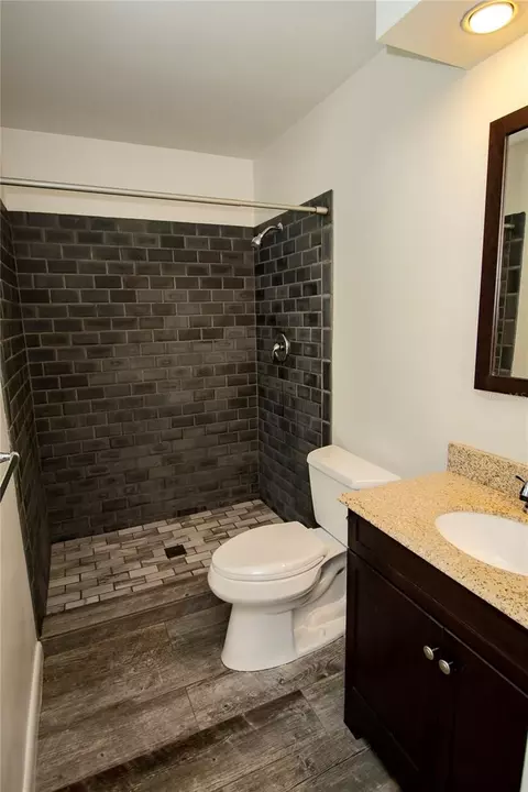 Bath - 2910 SW 1st Ave, Gainesville, FL 32607 photo 2 of 3