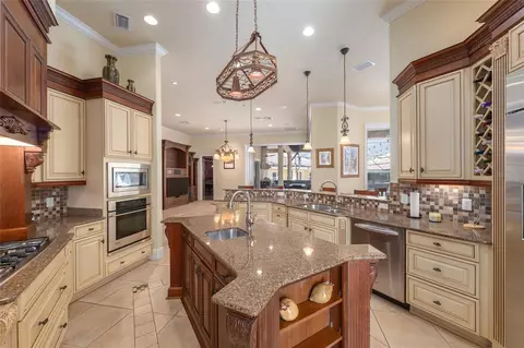 Kitchen - 695 SE 47th Loop, Ocala, FL 34480 photo 7 of 10