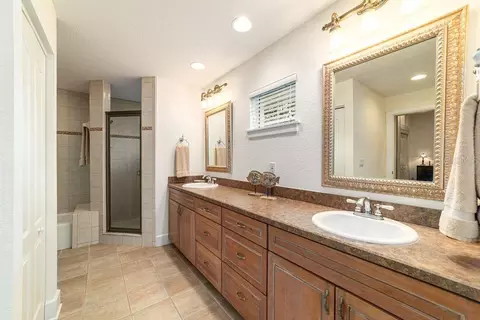 Bath - 905 SE 12th St, Ocala, FL 34471 photo 2 of 4