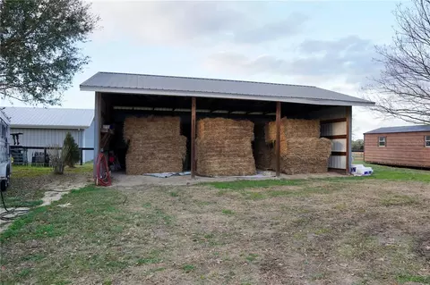 Exterior - 12895 NW Gainesville Rd, Reddick, FL 32686 photo 9 of 11