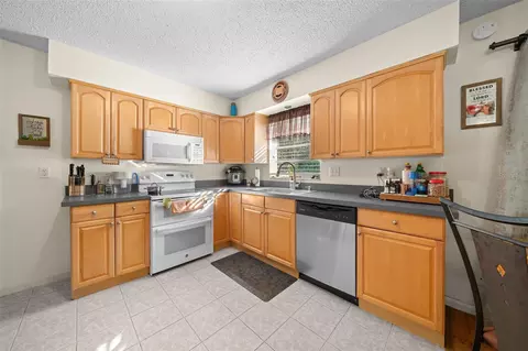 Kitchen - 2004 NE 52nd St, Ocala, FL 34479 photo 2 of 2