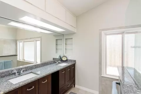 Bath - 5002 SE 7 Pl, Ocala, FL 34471 photo 2 of 5