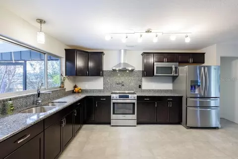 Kitchen - 5002 SE 7 Pl, Ocala, FL 34471 photo 2 of 3