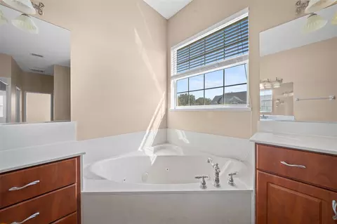 Bath - 5073 SE 39th Loop, Ocala, FL 34480 photo 3 of 11