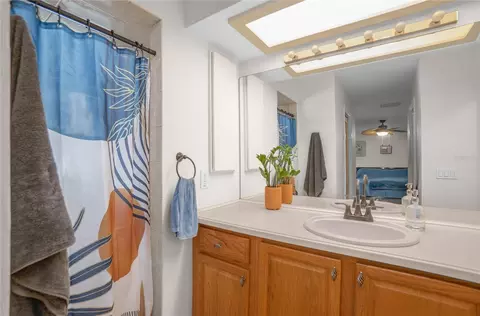 Bath - 826 E Gaines Ln, Hernando, FL 34442 photo 2 of 3